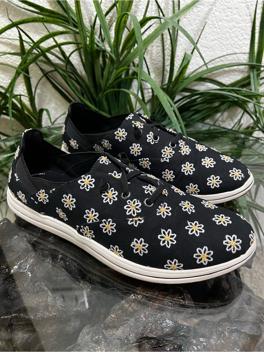 EUC CLARKS CLOUDSTEPPERS
Embroidered Breeze Ave Black Canvas Sneakers Size 11